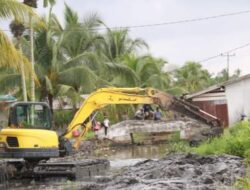 Bupati Tanjab Barat Tinjau Pekerjaan Normalisasi Anak Parit Sungai di Parit Lapis
