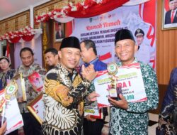 Wabup Bengkalis Serahkan Cenderamata, Piala dan Sertifikat ke Veteran Pejuang, Paskibraka Kecamatan Serta Desa