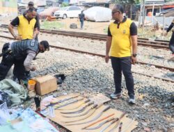 Gerebek Kampung Bahari, Polisi Sita Belasan Senjata Tajam dan Bongkar Gubuk Liar