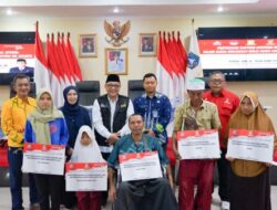 Senator Dailami Firdaus Serahkan Bantuan Alat Bantu Fisik di Kepulauan Seribu