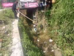 Sambut HUT ke-78 RI, Pemdes Leuwimalang dan Smartfren Gotong Royong Bersihkan Lingkungan dan Sungai
