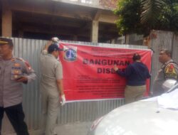 Sudin Citata Jaksel Segel Bangunan Tak Sesuai Izin di Pasar Manggis