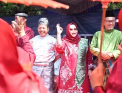 Bupati Kasmarni Semangati Kafilah Bengkalis Saat Pawai Ta’aruf MTQ Provinsi Riau di Inhu