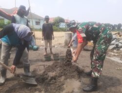 Babinsa Bersama Warga Desa Losari Karya Bakti Bangun Senderan Irigasi
