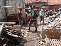 Babinsa Bersama Warga Desa Wanamulya Bersihkan Puing Rumah Roboh Akibat Hujan Deras Disertai Angin Kencang