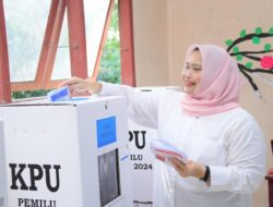 Bupati Kasmarni Salurkan Hak Suara di TPS 03 Desa Muara Basung Pinggir