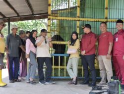 Wabup Bengkalis Kagum Melihat Beruang Madu di Kebun Binatang Pantai Indah Selatbaru