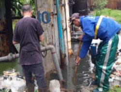 Satpel SDA Kecamatan Penjaringan Atasi Genangan di Jalan Muara Baru