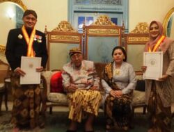 Bupati Pemalang Bersama Istri Terima Penghargaan Budaya Gelar Ningrat Kehormatan