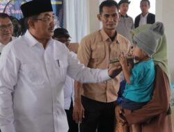 Bupati Tanjab Barat Berikan Bantuan untuk Korban Banjir Desa Muntialo