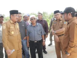 Bupati Tanjab Barat Tinjau TPU di Desa Sialang