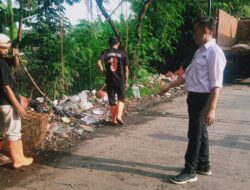 UPT V DLH Parung Gerak Cepat Bersihkan Sampah di Pinggir Jalan