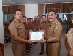 Pj Bupati Kerinci Serahkan Penghargaan ke Kades Berprestasi