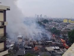 Kebakaran Hebat Melanda Permukiman Padat Penduduk di Jakarta Pusat, 543 Rumah Hangus Terbakar