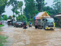 Banjir Ganggu Arus Balik di Kajen Pekalongan, Petugas Gabungan Turun ke Jalan Urai Kemacetan