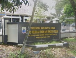 Dinas PUPR Bungkam soal Jalan Rusak di Lebak, Aktivis Desak Transparansi Anggaran