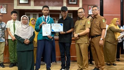 Pelajar Peraih Nilai Tertinggi TKA 2026 Terima Penghargaan dari PWI Batam