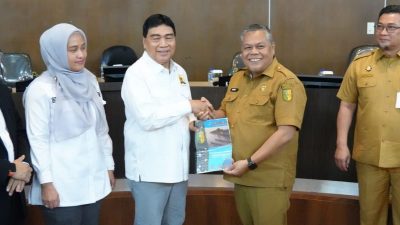 Pemkab Kuansing Serahkan Proposal Usulan Pembangunan 2027 ke Ketua Forum DPR RI Asal Riau